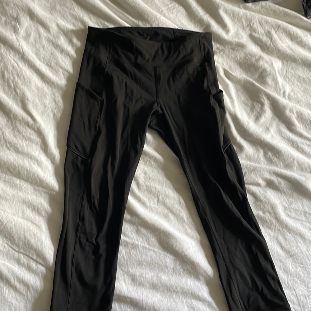Black lululemon leggings with pockets